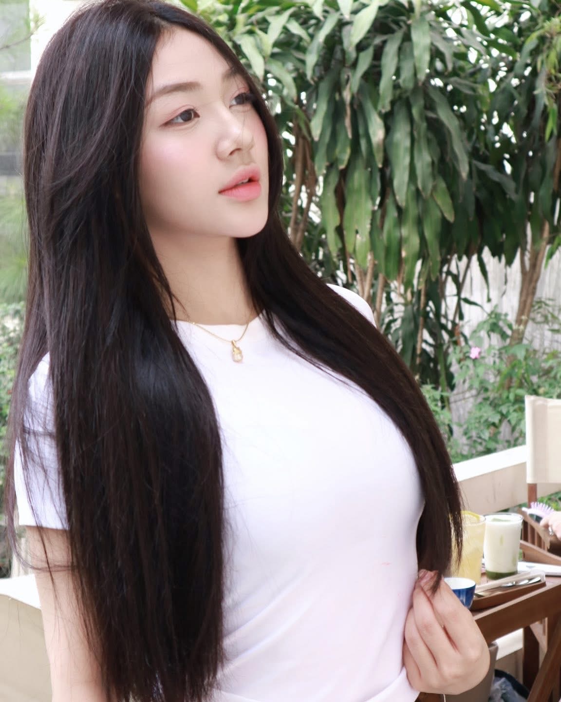 Trần Hà Linh ootd hàng ngày - Outfit nữ tính cho ngày muốn mềm mại Trần Hà Linh ootd hàng ngày - Outfit nữ tính cho ngày muốn mềm mại