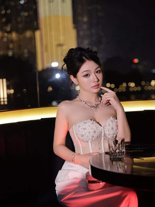 Trần Hà Linh chụp hình đẹp Trần Hà Linh chụp hình đẹp