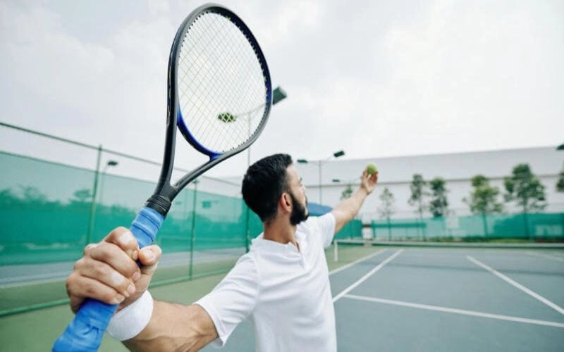 Cú Trái Tay Một Tay Vs Hai Tay Nên Chọn Kiểu Nào