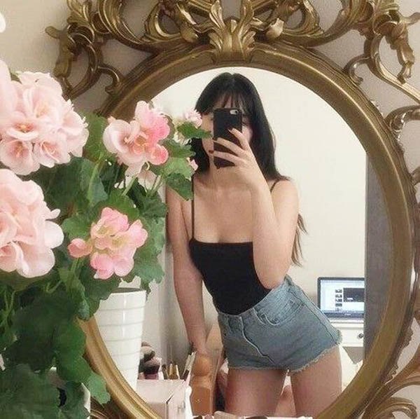 Mirror selfie – bí quyết chụp ảnh qua gương đẹp như fashionista