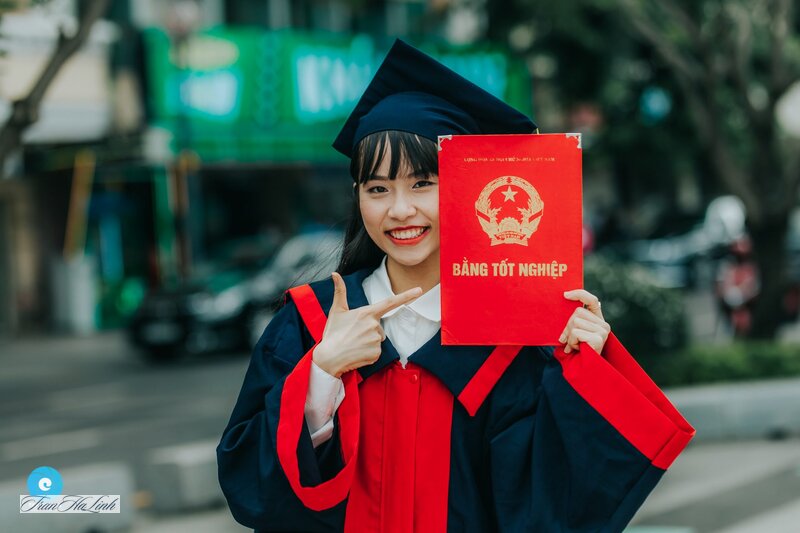 Cách chụp ảnh tốt nghiệp đẹp - Trang điểm và làm tóc